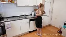 Reproducir Gran parte de rap caliente de la camarera adolescente gatita ampliamente extendida desde el gran zapato de goma