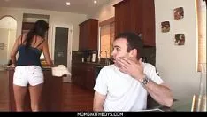 Afspelen Momswithboys - milf meid laurie getulio dornelles vargas opening neukt jeugd sashay