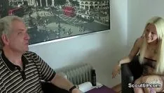 Oynat Büyükbaba, 18 yaşındaki gençliği becermek ve ön tarafa boşalmak için hazırdır - reconnoiter69.com
