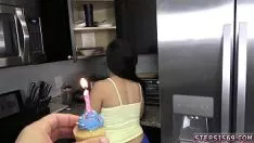 播放 经济需要为我的出生日去处女的已婚妇女色情片