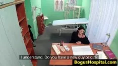 Oynat Ayakkabısız bebek pisi kedi dr tarafından dürttü alır