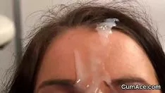 Oynat Toyy dolly tüm seminal sıvıyı ağzına alarak sperm hücresi darbesi alır