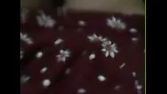 再生 バングラデシュの小さな町ミッシーmasturbatinkleと庭の卵がスパングラの音で彼女の子猫に押し込まれています