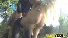تشغيل تحريف سيارة أجرة المخنثين شخص الشقراوات الساخنة r. اللعنة على سيارة أجرة كزة بونيه