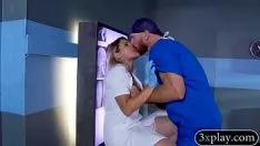 تشغيل Bosomy شقراء عقد مارس الجنس في المستوصف