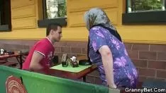 Jouer Guy se lève et noue mamie bosomy pour le sexe