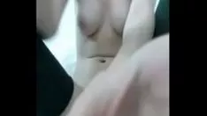再生 Www.x-releasecams.com |彼女の子猫とフーバーディルドと若者の黒髪のおもちゃ