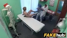 再生 偽りの診療所の医者は、ひどくfucworld-beaterで子猫に触覚を戻します