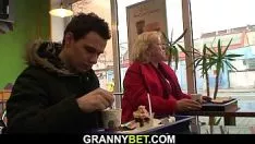 Jouer Nœud de mamie blonde aux gros péchés planté dans le café