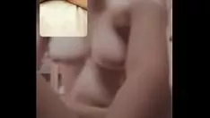 Abspielen Angenehme Pinay-Asiatin führt sie vor der Webcam ein