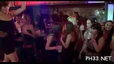 চালান Yong gals পিছনে থেকে প্রশিক্ষিত