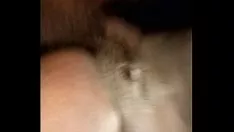 播放 厚厚的，剃得很光滑的小猫采摘大黑刑警