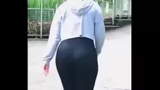 चलाएँ अशिक्षित brobdingnagian ass