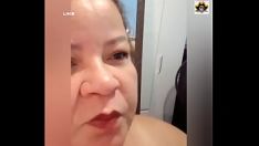 Redare Youtuber care își vede pisicuța-pisica și sânii și fundul duencircle difuz