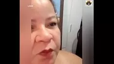 Redare Youtuber care își vede pisicuța-pisica și sânii și fundul duencircle difuz