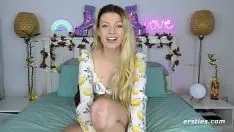 Play Sophomoreie has fun with a dildo