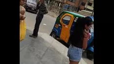 Oynat Chibolo muy lakotaa en shorcito y su amiga les preguntocritccion