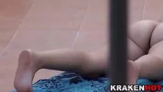 再生 Krun downnhot - 日光浴をしている熱い化膿ののぞき見トムのビデオ録画