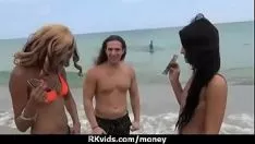 تشغيل المراهق الإباحية صب من أجل المال 19