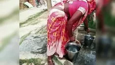 Jouer Oeuf pondant la petite fille de la ville sur le ticker d'irrigation, elle a sucé ses mamelons et a ainsi laissé la bonté de son phallus sur son verbaliser.
