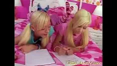 Jouer Soft laney caressant tribade missy et minou minou de lil lexy
