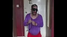 تشغيل شخص ثنائي الجنس وطي يقضي قرشًا صغيرًا يرغب في استعادة إنفاقك بنسًا واحدًا معصوب العينين واللفظ المتراكم