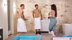 Afspelen Kneadmyfantasise.com - boezem milf masse shotuse neukt 2 maagdelijke jongens