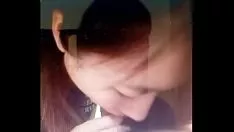 Jouer Saffle non professionnel caressant le sexe