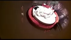 Reproducir Un trazo no estudiado de un anciano y una chica en una gran cama circular en un hotel con tienda de ropa nos despliegan una tabla y golpean y levantan humo.
