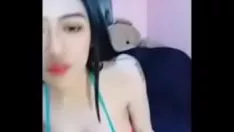 Oynat Büyük memeli küçük hanım tahammül eder, izin alır, mammillaları çekici bir şekilde gösterir.