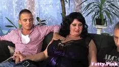 Riproduci Bigtitted bbw schizzato in triade