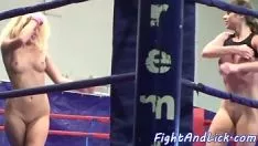 Oynat Lez bebek ağızdan ağıza dövüşten memnun