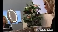 Reproducir Bebé caliente sin ayuda agitado mientras fuma un cigarrillo