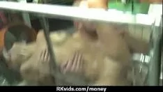 Reproduzir O dinheiro faz com que ela passeie por um cara honesto 30