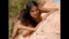 Riproduci Adolescente kamilla (ricerche russe, indiane) completamente non assistita in natura