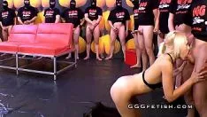 Abspielen Hochdeutsche Schlampe läutet extreme Bukkakes ein