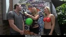 Reproduzir Adolescente precioso sugando e fodendo por dinheiro em 5