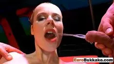 Abspielen Abnormales europäisches Baby wird verpixelt und von einigen Typen gefickt