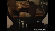 Riproduci Registrazione video non professionale con coppia sexy che suda in salotto