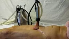 Abspielen Mvi 0269. Milchfluss einfache Maschine auf dem Bett