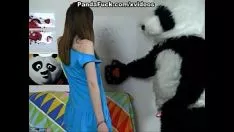 Reproduzir Fodido por um jovem criativo com seu novo brinquedo