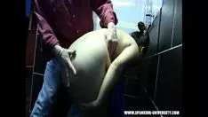Reproduzir Kim lambeu a bunda no chuveiro