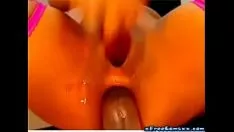 Abspielen Latin Camharlot hat einen Hole-Outs-Dildo