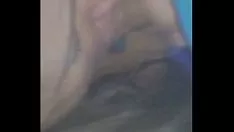 Oynat Melodie emmek ağzına ve onu göğüsleri yollayan