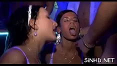 চালান Hawt সাইরেনগুলি স্যালাসিয়াস লাম্পের সাথে প্রকাশ্য গোষ্ঠীগত মজা করছে