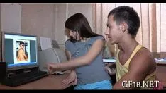 Играть Этот ребенок снимает свою синюю рубашку