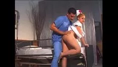 播放 性感的医生在病床上操了一个热情的金发女郎