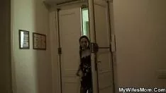 Jouer Son gendre cornu lui donne une fessée plus tard dans la douche