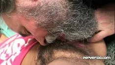 Reproducir Un verdadero adolescente de pelo liso se folla a un viejo