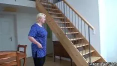 Jouer Il sert un nœud de grand-mère blonde